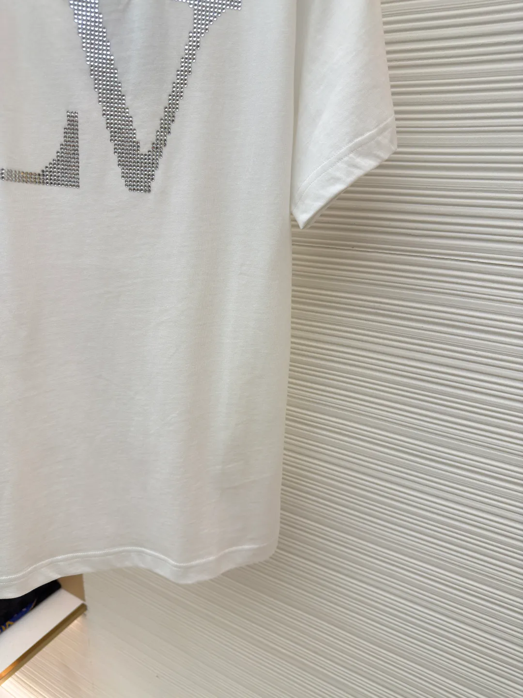 LOUIS VUITTON Hot Diamond Logo Short Sleeves [Women's Clothing] ●Item No.: 1680358-A15 ●Material: Knitted rib fabric ●Technology: Hot Diamond Production ●Version: Fitted version ●Weight: about 215 grams ●Size: Brilliant rhinestones frame the large LV letters, and LV chains illuminate the crew neck. The overall wiring is straight and delicate, the fabric is comfortable and soft, and the color is consistent without color difference. It can be matched with the same style to create a fashionable look and control various occasions. Customized accessories, complete with three standards, same style for men and women!